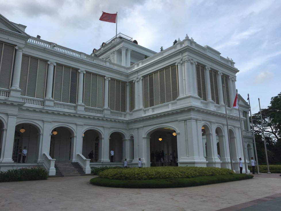 Andreje Babiše čekalo před prezidentským palácem v Singapuru přijetí s vojenskými poctami. Zazněla i česká hymna (14. 1. 2019).