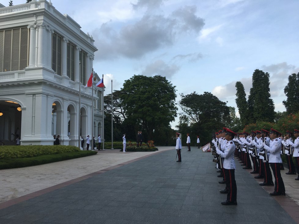Andreje Babiše čekalo před prezidentským palácem v Singapuru přijetí s vojenskými poctami. Zazněla i česká hymna (14. 1. 2019).