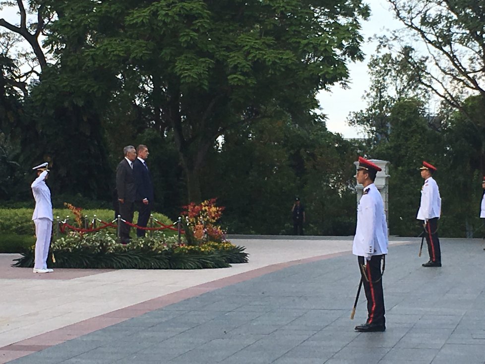 Andreje Babiše čekalo před prezidentským palácem v Singapuru přijetí s vojenskými poctami. Zazněla i česká hymna (14. 1. 2019).