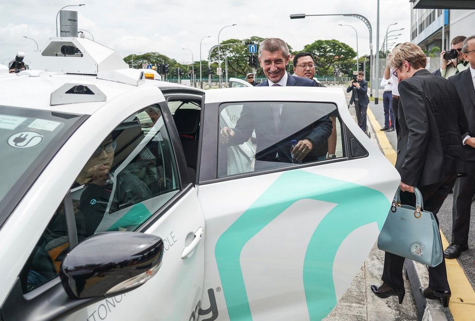 Premiér Babiš v Singapuru: Na testovacím okruhu aut bez řidičů