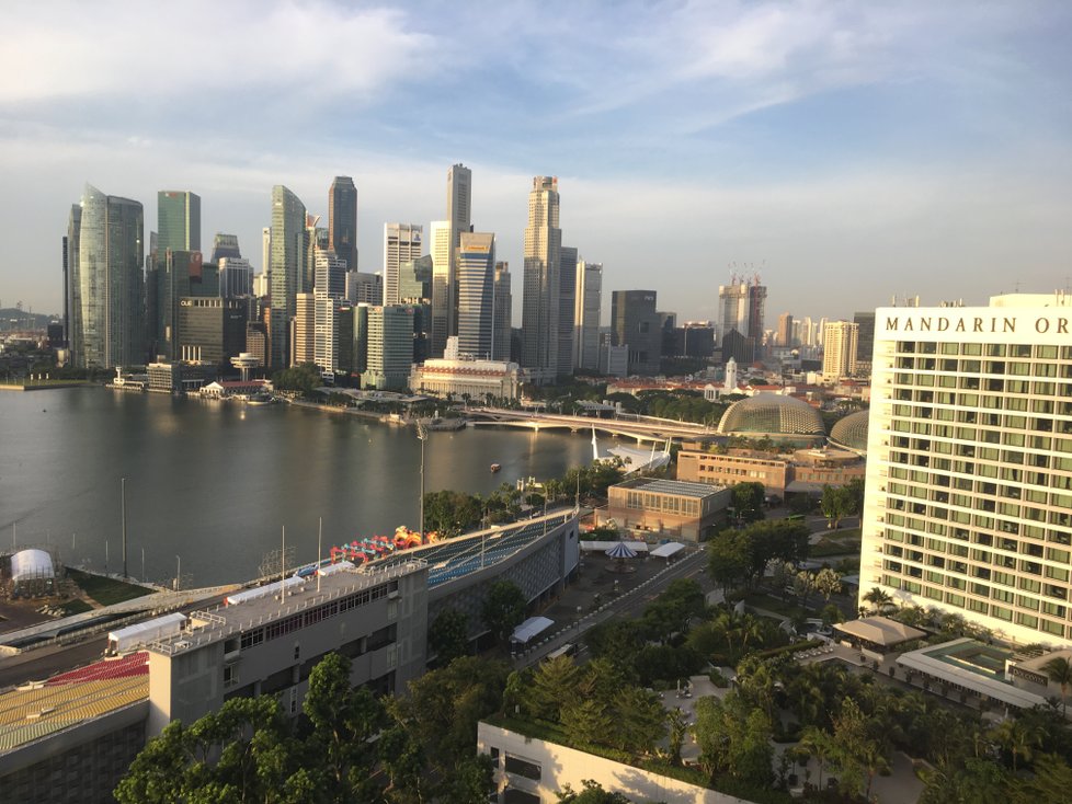 Pohled na ranní Singapur z hotelu Ritz Carlton