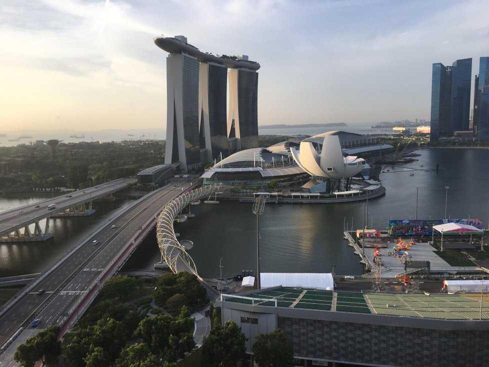 Pohled na ranní Singapur z hotelu Ritz Carlton