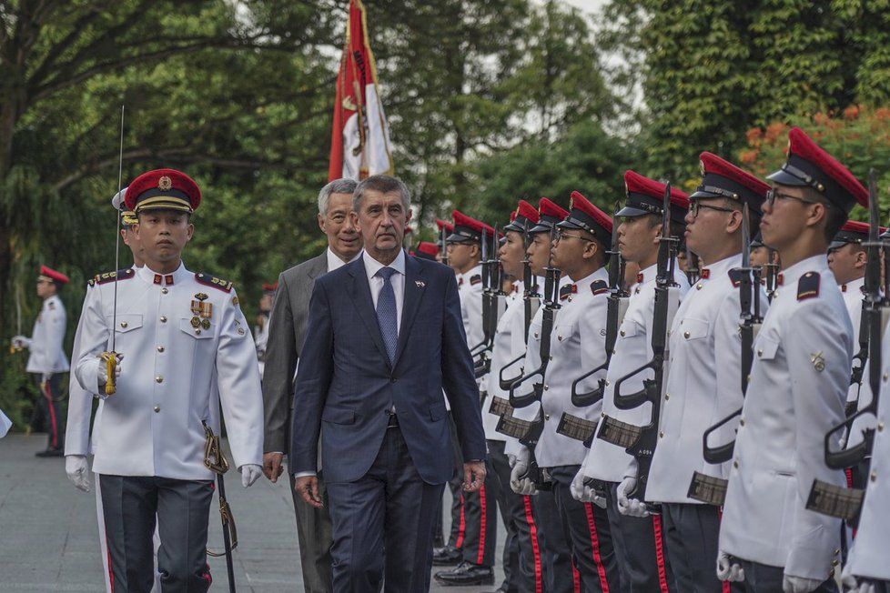 Českého premiéra čekalo v Singapuru uvítání vojenskými poctami (14. 1. 2018).