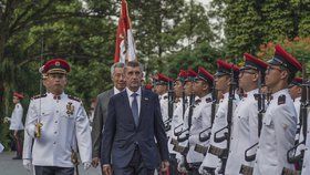 Českého premiéra čekalo v Singapuru uvítání vojenskými poctami (14.1.2018).