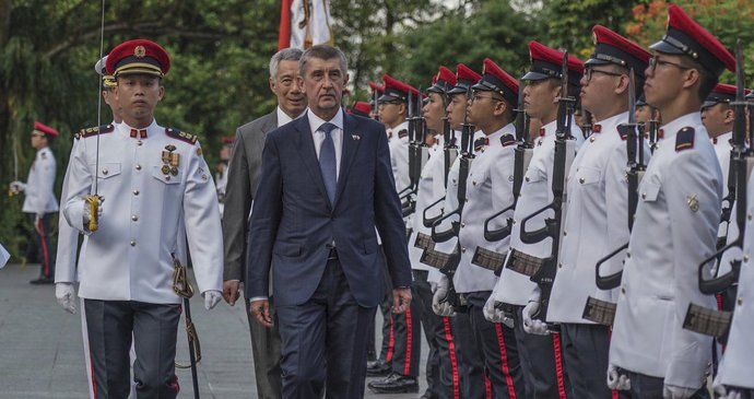 Českého premiéra čekalo v Singapuru uvítání vojenskými poctami (14.1.2018).