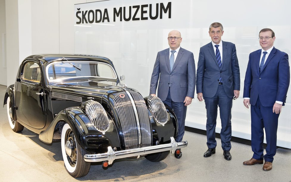 Andrej Babiš při návštěvě Škody Auto v Mladé Boleslavi. Vlevo šéf Škody Auto Bernhard Maier, vpravo člen představenstva Bohdan Wojnar.
