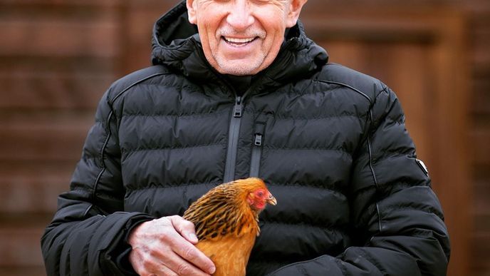 Andrej Babiš ujišťuje, že má zvířata rád. Postavil se proti klecovému chovu slepic