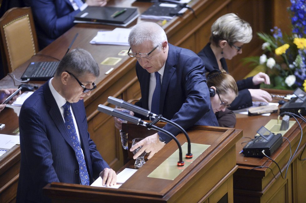 Dlouhý projev Andreje Babiše ve sněmovně: 1. místopředseda ANO Faltýnek mu dodává vodu