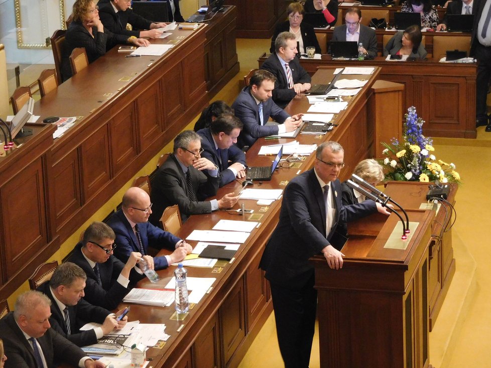 Miroslav Kalousek (TOP 09) ve Sněmovně při grilování Andreje Babiše