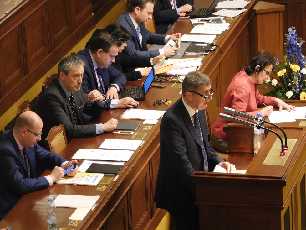 Andrej Babiš při grilování ve sněmovně kvůli Čapímu hnízdu
