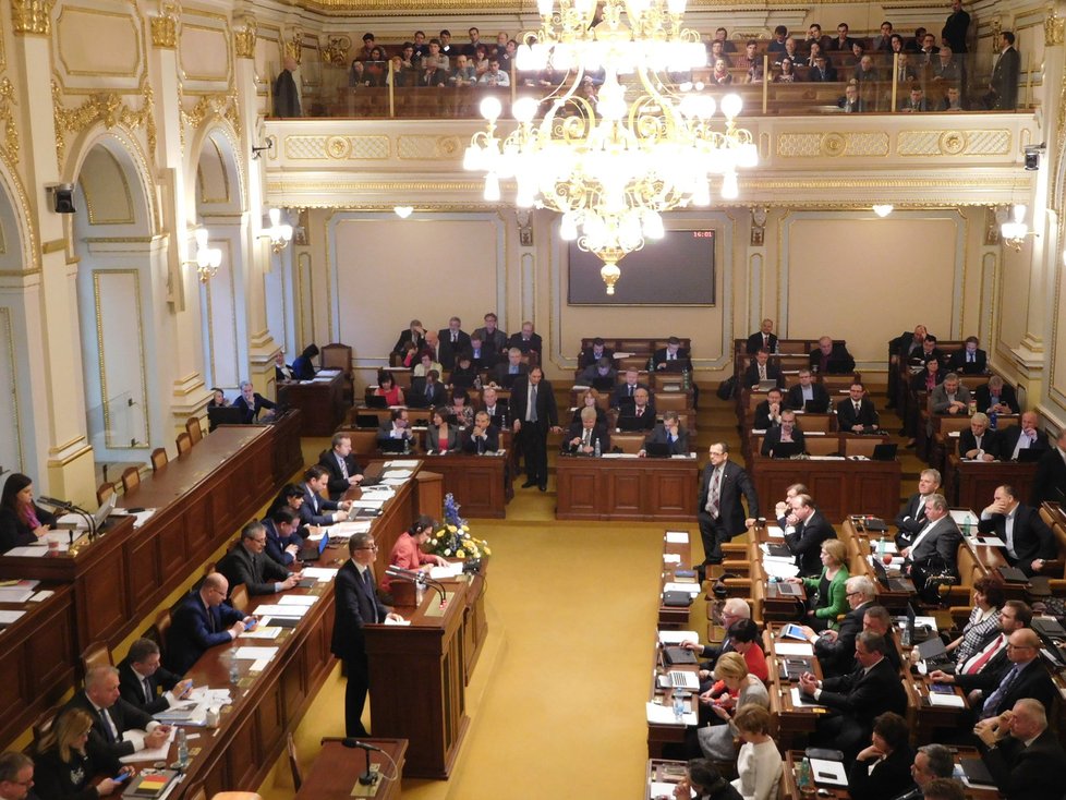 Andrej Babiš při grilování ve Sněmovně kvůli Čapímu hnízdu