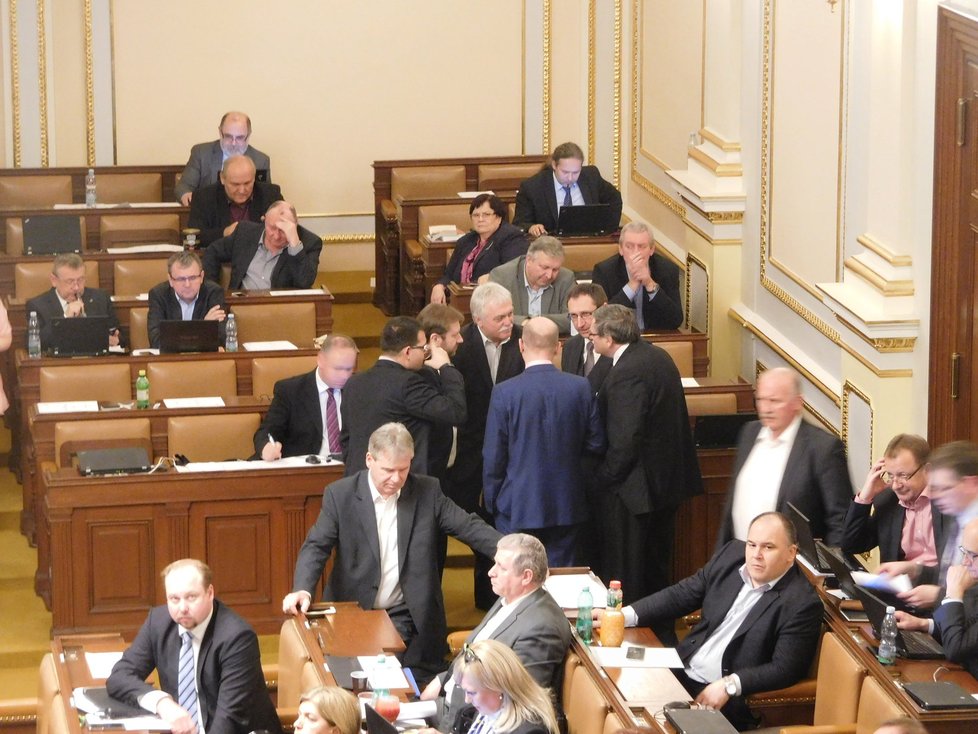 Premiér Sobotka chvílemi dlouhý projev Andreje Babiše nesledoval, bavil se v hloučku se členy ČSSD.
