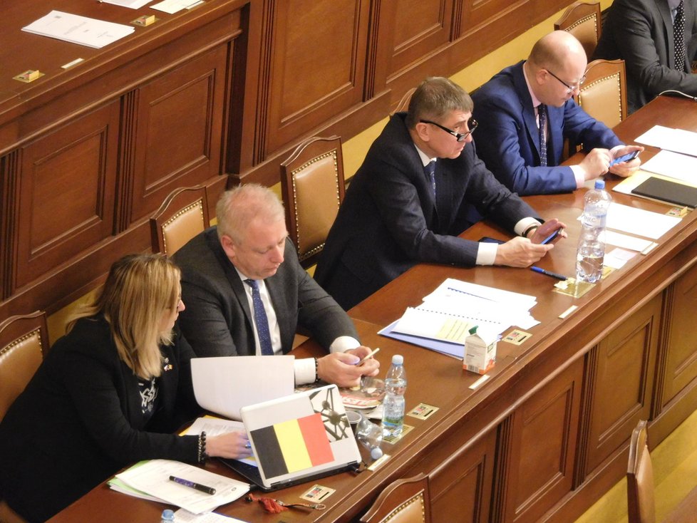 Ministryně Karla Šlechtová vytáhla ve sněmovně notebook s nalepenou belgickou vlajkou.