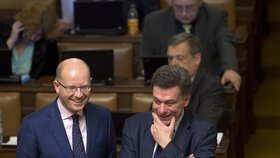 Pobavení premiér Sobotka (ČSSD) a exministr Blažek (ODS) ve Sněmovně během mimořádné schůze kvůli Čapímu hnízdu