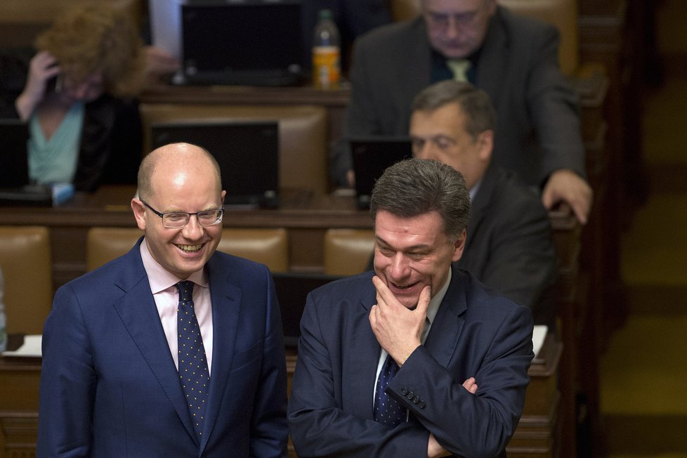 Pobavení premiér Sobotka (ČSSD) a exministr Blažek (ODS) ve Sněmovně během mimořádné schůze kvůli Čapímu hnízdu