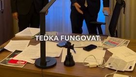 Andrej Babiš (ANO) ukázal svou novou kancelář v Poslanecké sněmovně (listopad 2025)