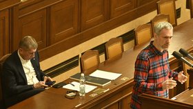 Hádky o Macinku ve Sněmovně: Kvůli Pavlovi Piráti ve flanelkách a plán na schůzi k nedůvěře vlády!