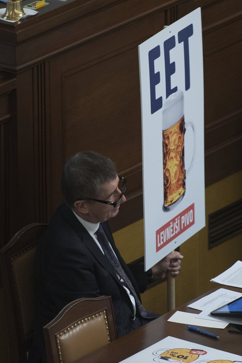 Andrej Babiš ve Sněmovně s cedulí za EET i snížení sazby DPH u čepovaného piva
