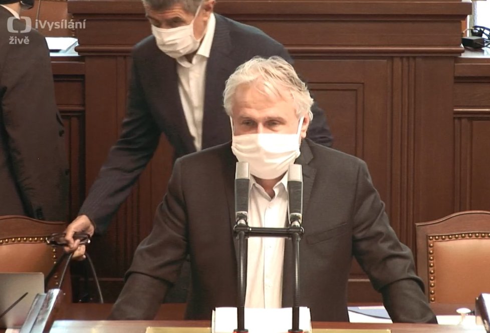 Sněmovna o koronaviru: Během projevu poslance ANO Bláhy dorazil i premiér Andrej Babiš (ANO) (21.4.2020)