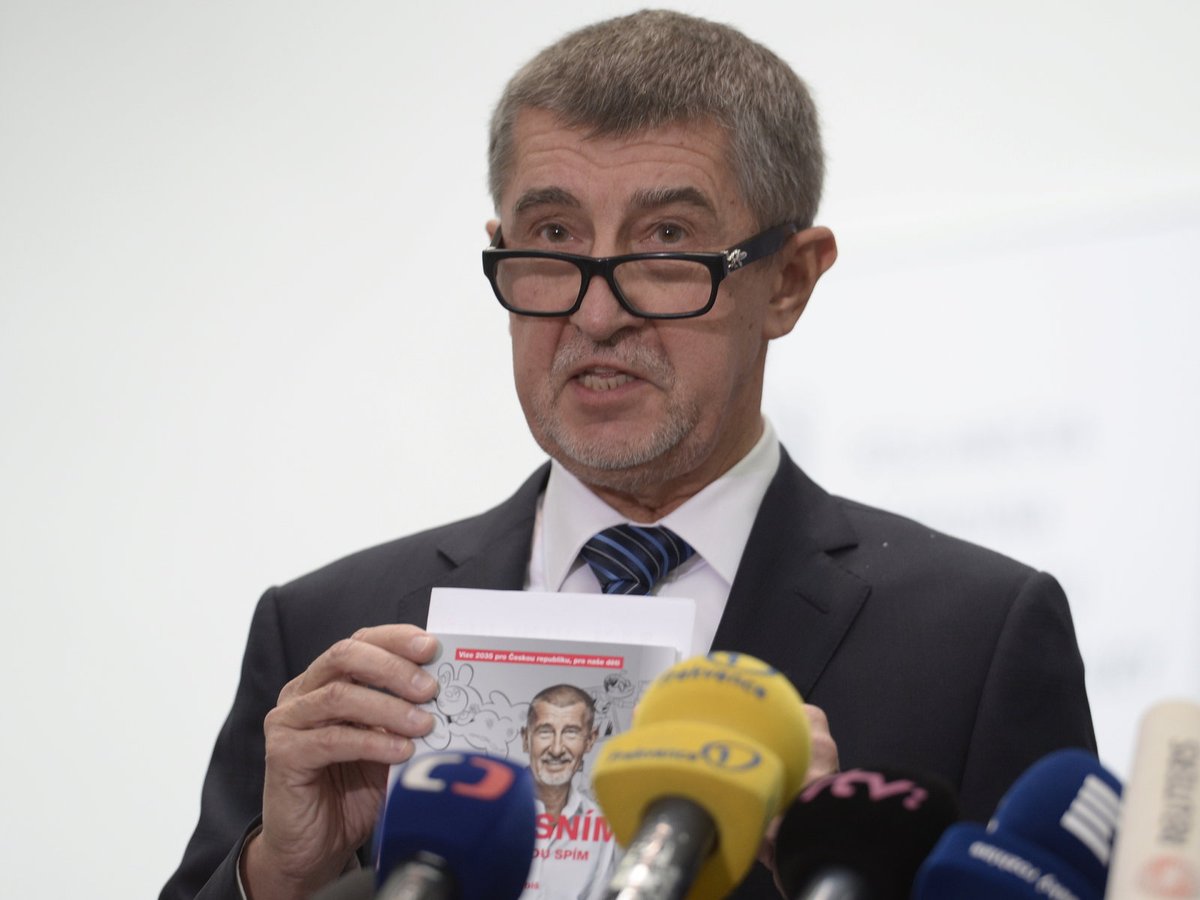 Andrej Babiš s knihou na tiskovce