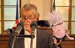 Hádky o balíček: Andrej Babiš (ANO) vytáhl ve Sněmovně fialového mimoně (22.9.2023) Hádky o balíček: Andrej Babiš (ANO) vytáhl ve Sněmovně fialového mimoně (22.9.2023)