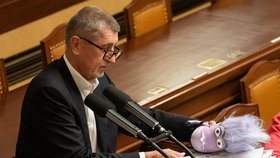 Andrej Babiš (ANO) vytáhl ve Sněmovně fialového mimoně.