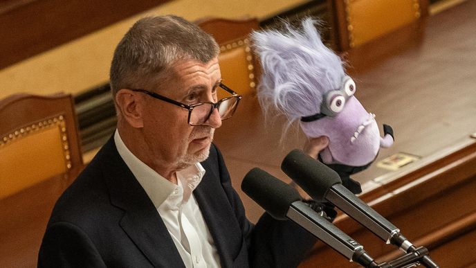 Šéf opozice Andrej Babiš ve sněmovně „žertuje“ s fialovým plyšákem… Bezedné dno.
