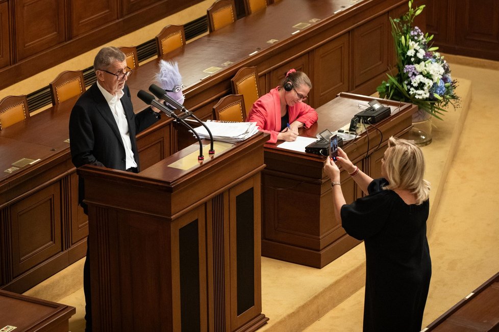 Hádky o balíček: Andrej Babiš (ANO) vytáhl ve Sněmovně fialového mimoně (22.9.2023)