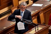 Babiš ve Sněmovně předčítal uniklý mail. Nerozumíte psanému textu, hřímal. A pustil se do vlády