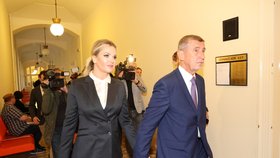 Andrej Babiš s manželkou Monikou u soudu. (14.9.2022)