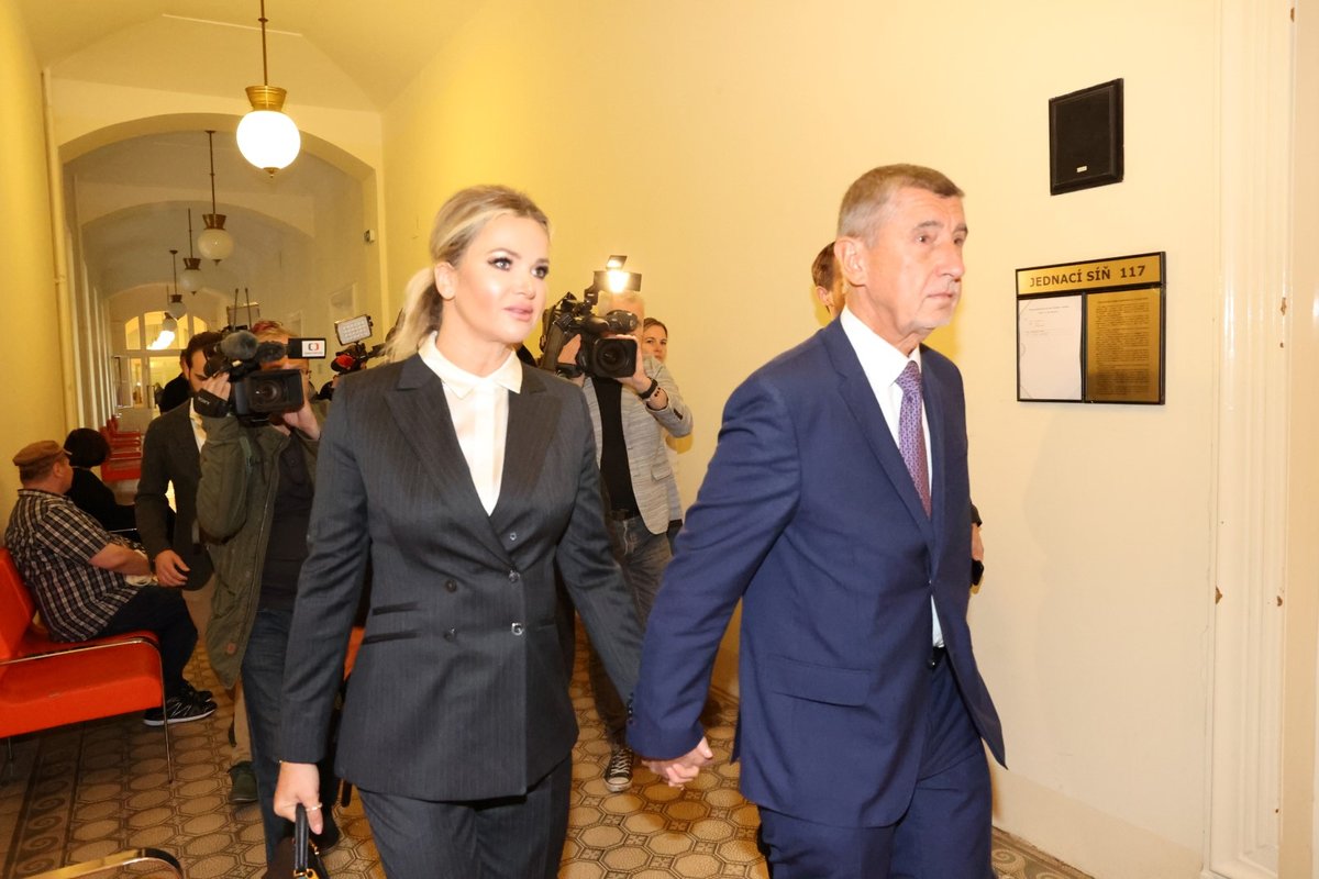 Andrej Babiš s manželkou Monikou u soudu. (14.9.2022)