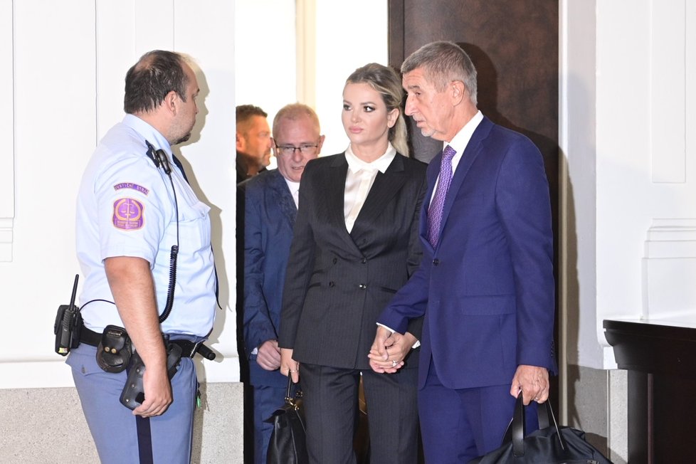Andrej Babiš s manželkou Monikou su soudu. (14.9.2022)