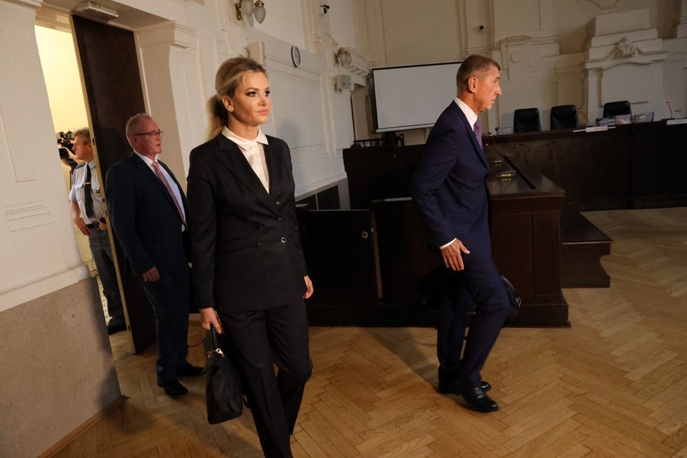 Andrej Babiš s manželkou Monikou u soudu. (14. 9. 2022)