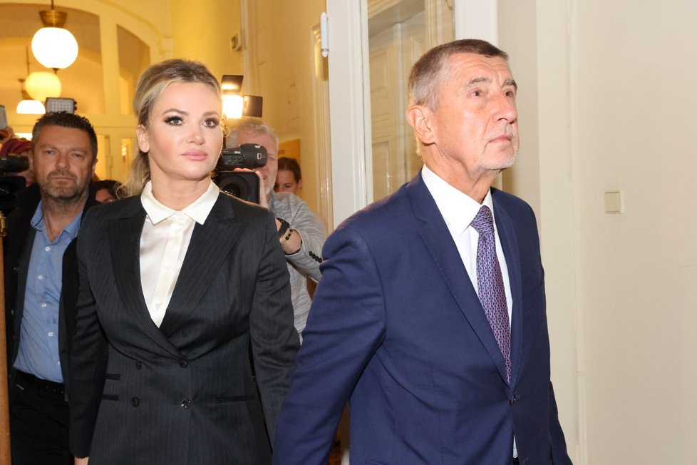 Andrej Babiš s manželkou Monikou u soudu. (14.9.2022)