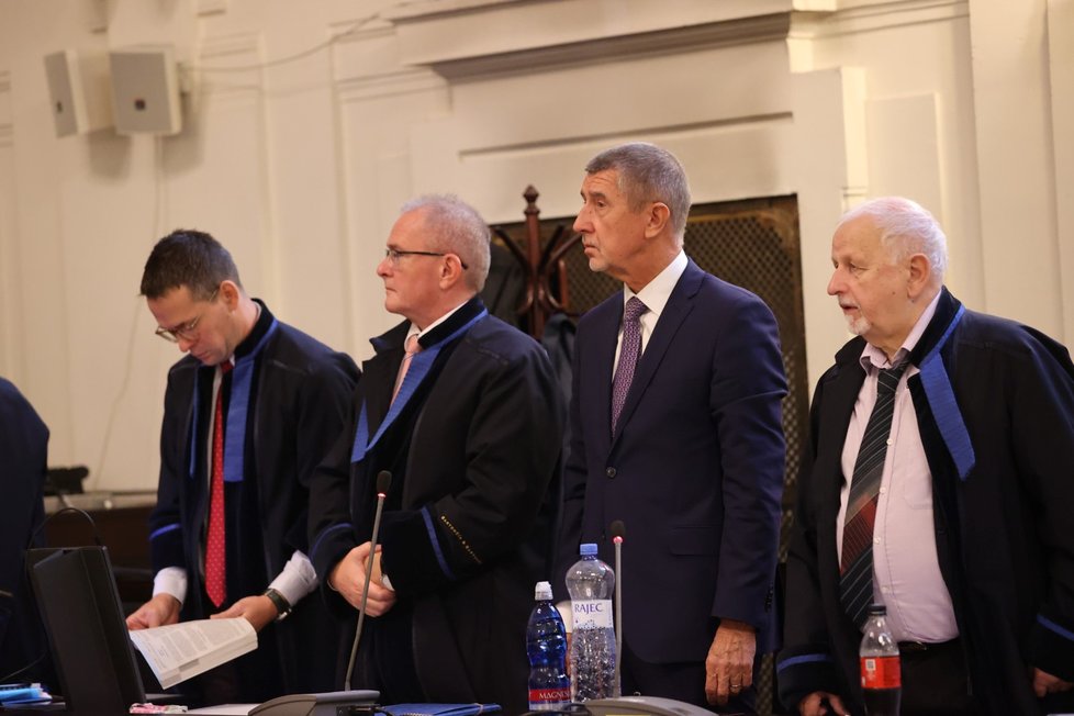 Soud v kauze Čapí hnízdo.  Andrej Babiš se svými advokáty.