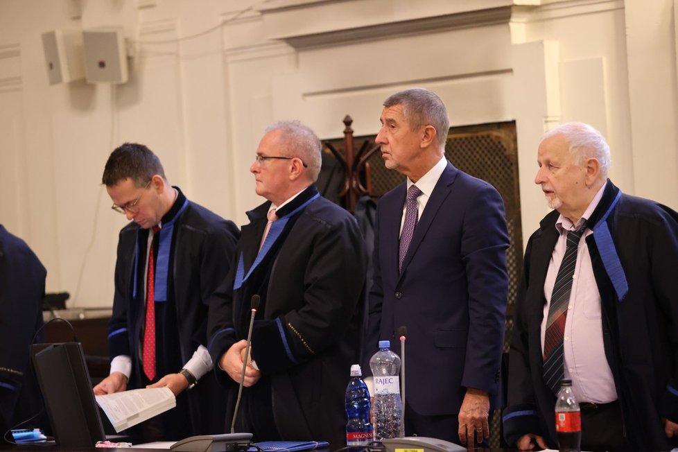 Soud v kauze Čapí hnízdo.  Andrej Babiš se svými advokáty.(14.9.2022)
