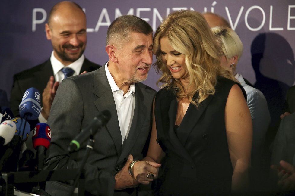 Andrej Babiš s manželkou Monikou loni po vítězství ve volbách  při oslavě ve štábu ANO.