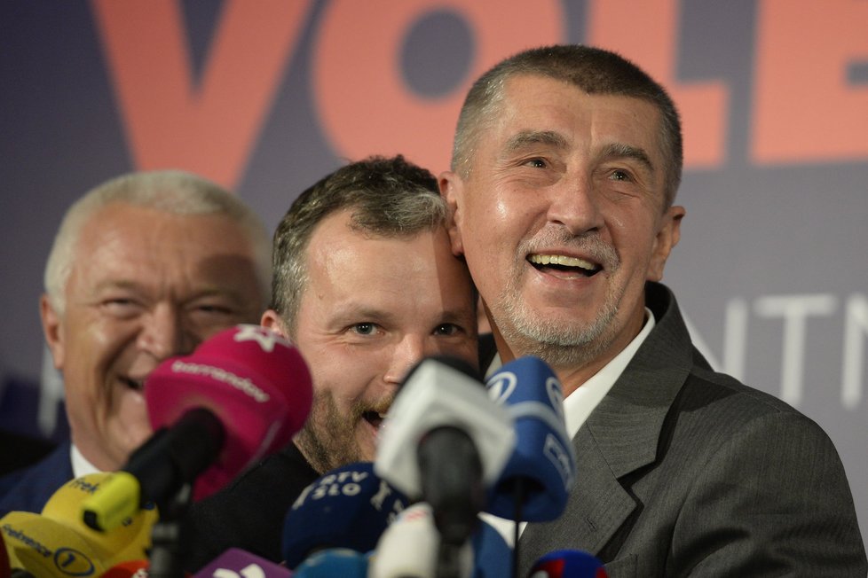 Andrej Babiš líbal Prchala na pódiu.