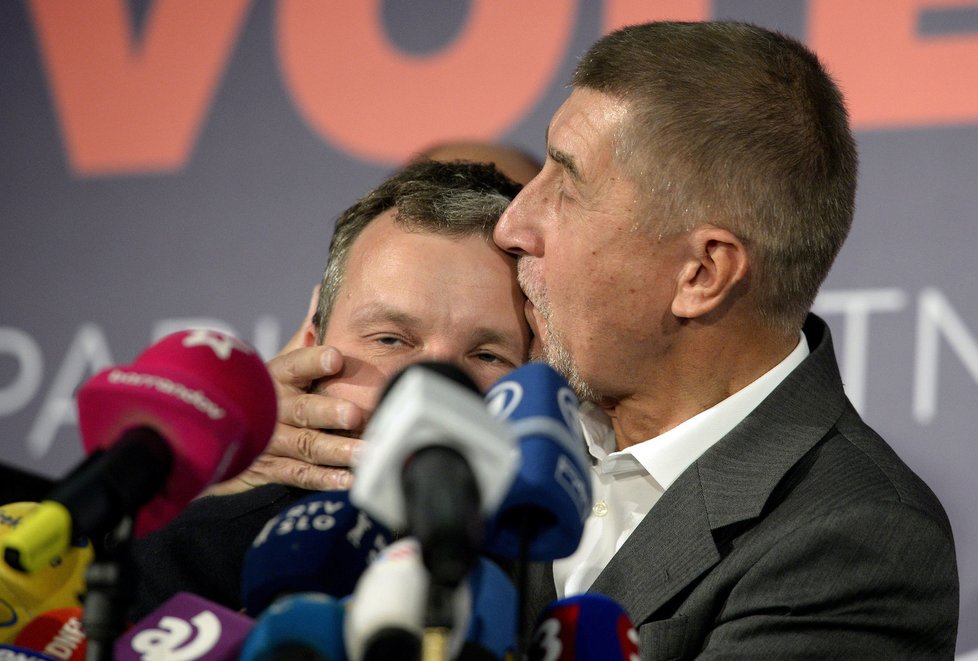 Andrej Babiš líbal Prchala na pódiu.