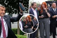 Zákulisí oslav vítězství ANO: Babiš trsal na italský hit, nechyběla ani „zrzka“ Aneta