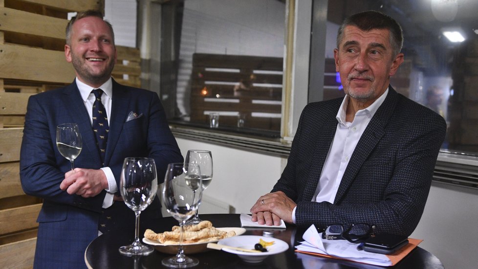 Andrej Babiš si připil ve štábu ANO s Petrem Stuchlíkem