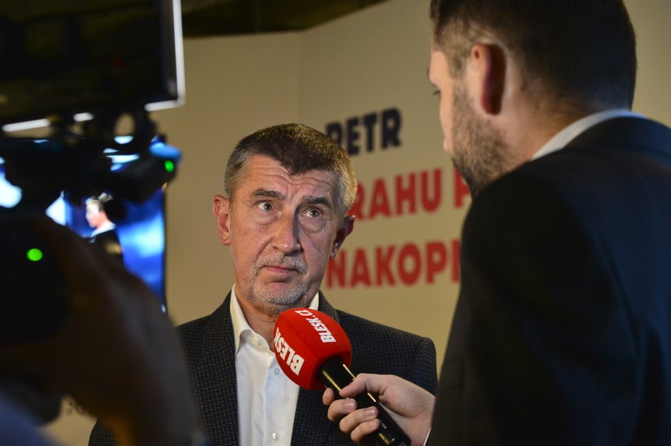 Andrej Babiš ve volebním štábu po prvním kole komunálních a senátních voleb při rozhovoru s redaktorem Blesk Zpráv