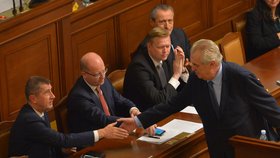 Miloš Zeman ve Sněmovně: Potřásl si rukou i s Andrejem Babišem (7. 12. 2016).