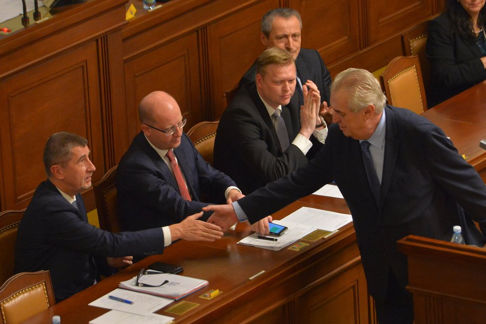 Miloš Zeman ve Sněmovně: Potřásl si rukou i s Andrejem Babišem (7. 12. 2016).