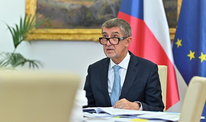 Premiér Andrej Babiš (ANO) při jednání vlády formou videokonference. (8. 6. 2020)