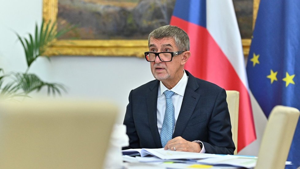 Premiér Andrej Babiš (ANO) při jednání vlády formou videokonference (8. 6. 2020)