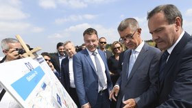 Babiš se ve Středočeském kraji vydal prohlédnout místo stavby nového úseku Pražského okruhu, který spojí D1 a Běchovice (17. 7. 2019).