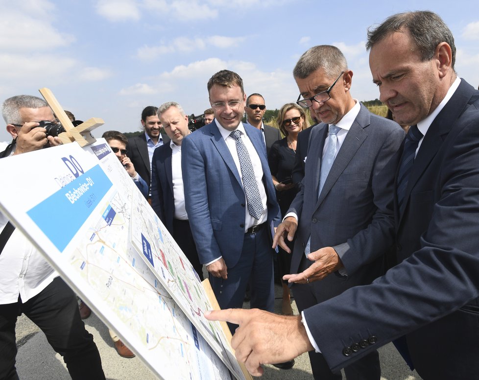 Babiš se ve Středočeském kraji vydal prohlédnout místo stavby nového úseku Pražského okruhu, který spojí D1 a Běchovice (17.7.2019)