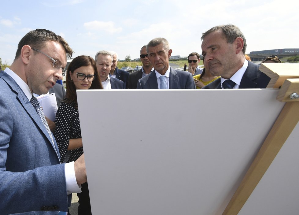 Babiš se ve Středočeském kraji vydal prohlédnout místo stavby nového úseku Pražského okruhu, který spojí D1 a Běchovice (17.7.2019)