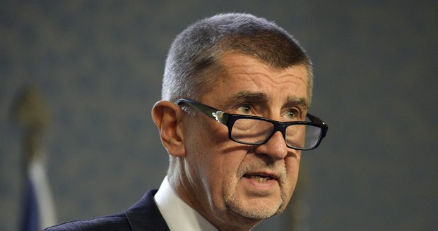 Babiš se vzdal funkce kvůli „střetu zájmů“. Kalousek s Bartošem se novince vysmáli